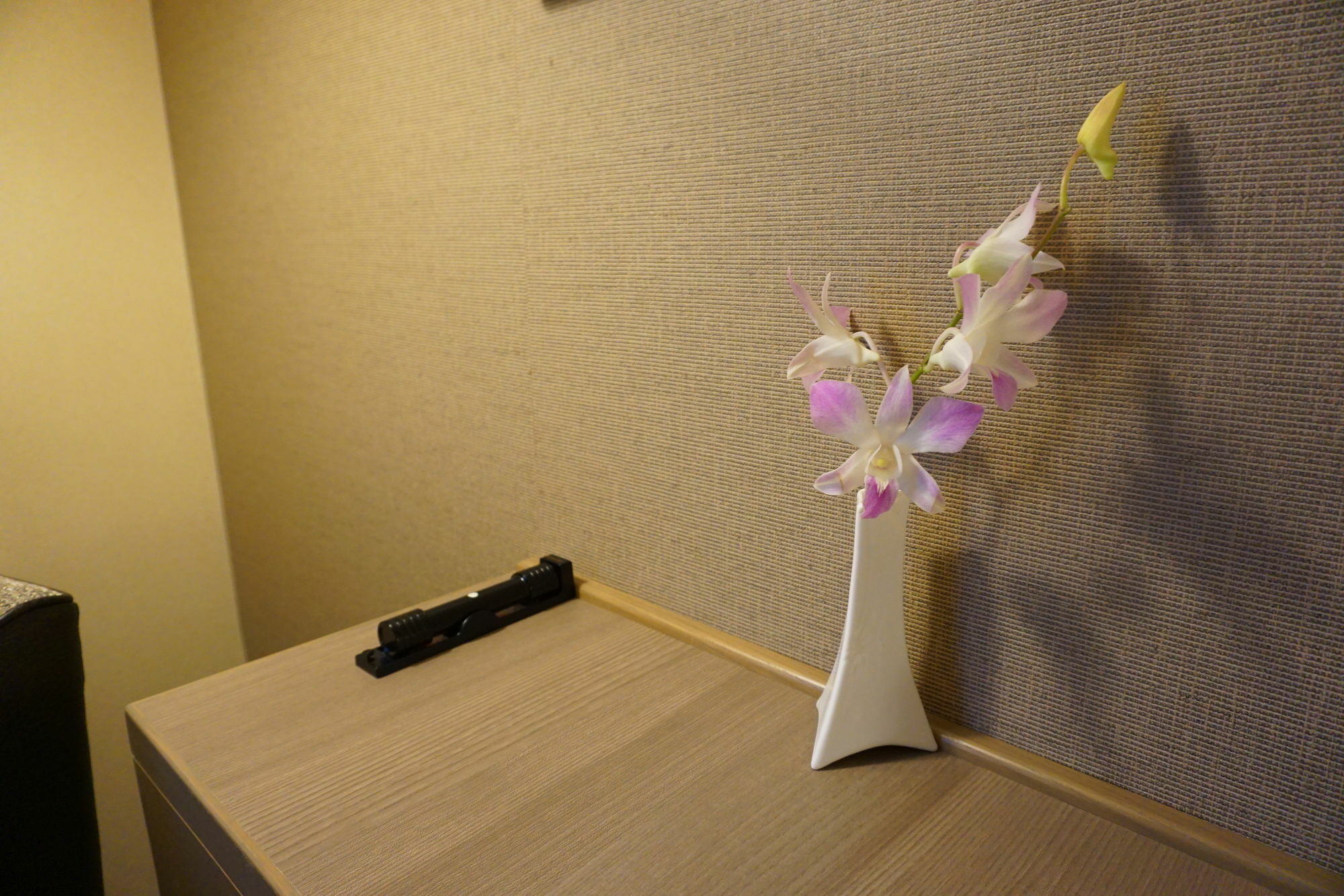 Hotel Nikko Fukuoka Фукуока Экстерьер фото A vase of flowers in a hotel room